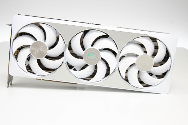 gigabyte_geforce_rtx_5080_aero_oc_4