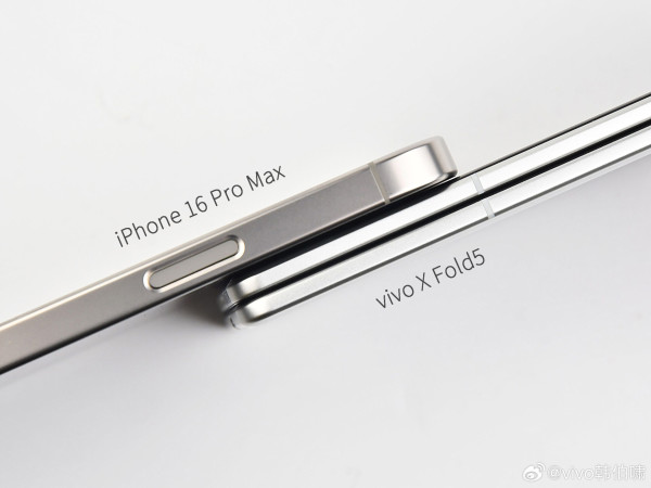 Šef Viva pokazuje X Fold5 pored iPhonea 16 Pro Max Sklopivi telefon tanak poput običnog pametnog telefona