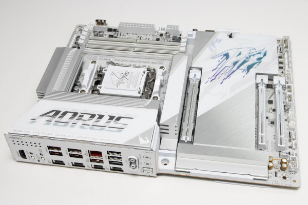 gigabyte_x870e_aorus_pro_x3d_ice_5