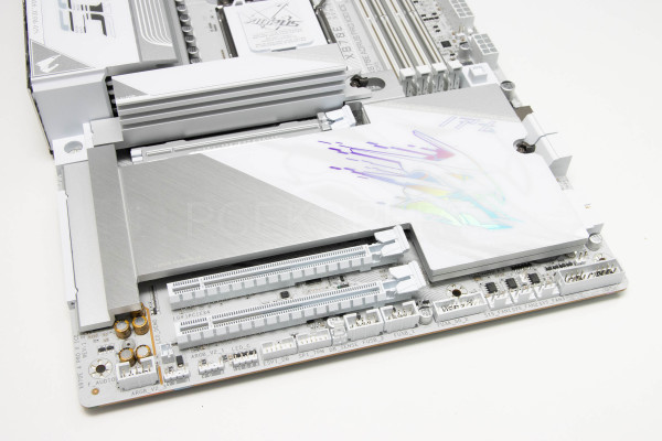 gigabyte_x870e_aorus_pro_x3d_ice_9
