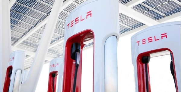 Tesla najavila pokretanje potpuno automatizirane usluge Robotaxi s AI5 čipovima koje proizvode Samsung i TSMC
