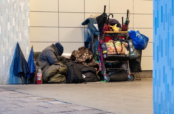 Trend opasnih AI podvala širi se tinejdžeri stvaraju lažne fotografije “upada beskućnika” da bi preplašili roditelje — policija upozorava na kršenje zakona