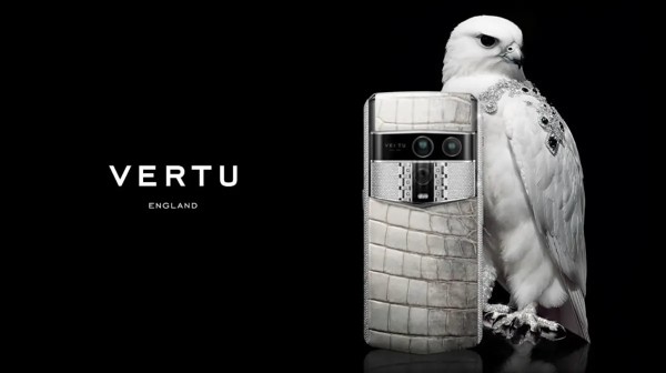 Vertu predstavio luksuzni flagship Agent Q – ručno izrađen telefon od kože haringe i 320 švicarskih dijelova (1)