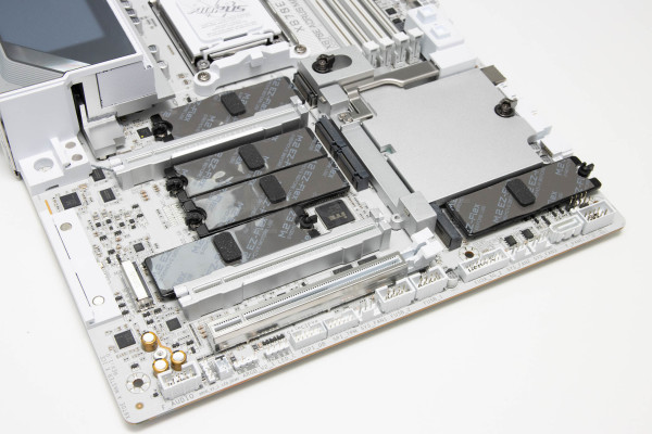 gigabyte_x870e_master_x3d_ice_11