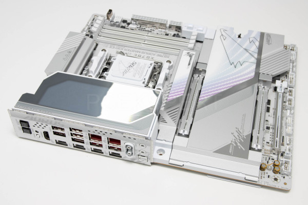 gigabyte_x870e_master_x3d_ice_4