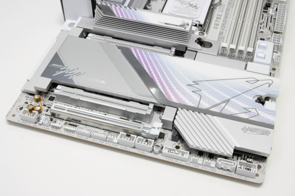 gigabyte_x870e_master_x3d_ice_9