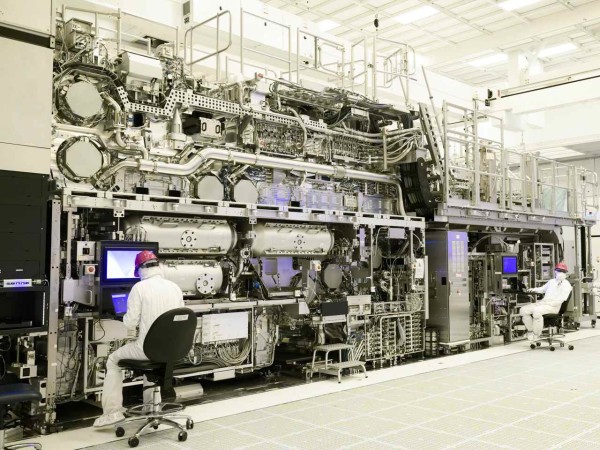 ASML-ovi ogromni, višemilijunski strojevi jedini su uređaji koji mogu proizvoditi EUV zrake za masovnu proizvodnju vrhunskih čipova