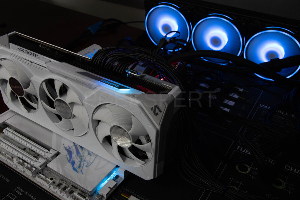 gigabyte_radeon_rx9070xt_gaming_oc_ice_16g_12