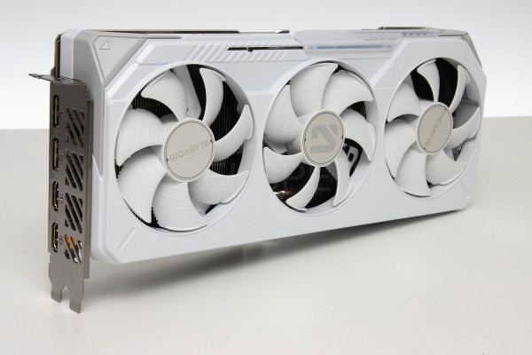 gigabyte_radeon_rx9070xt_gaming_oc_ice_16g_14