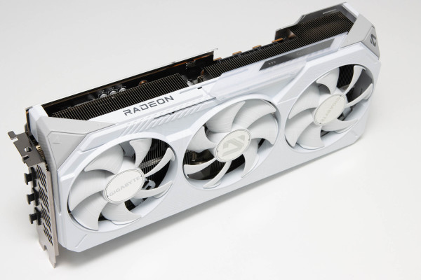 gigabyte_radeon_rx9070xt_gaming_oc_ice_16g_3