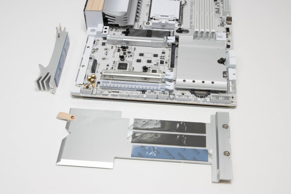 gigabyte_x870e_aero_x3d_wood_11
