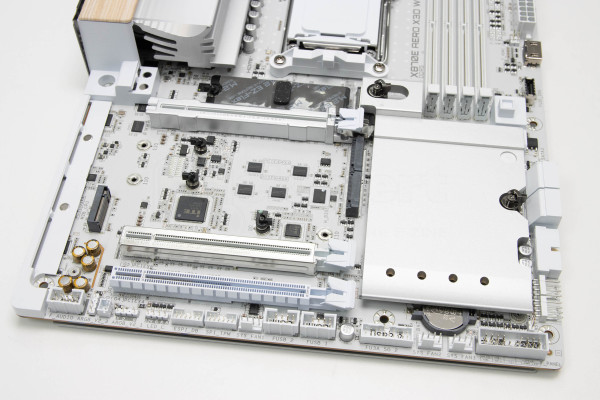 gigabyte_x870e_aero_x3d_wood_12