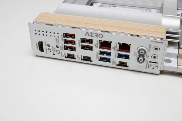 gigabyte_x870e_aero_x3d_wood_13