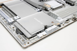 gigabyte_x870e_aero_x3d_wood_14