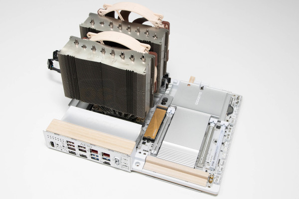 gigabyte_x870e_aero_x3d_wood_16