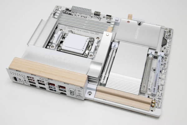 gigabyte_x870e_aero_x3d_wood_3