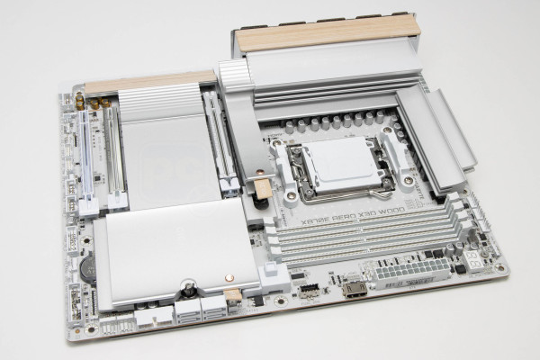 gigabyte_x870e_aero_x3d_wood_4
