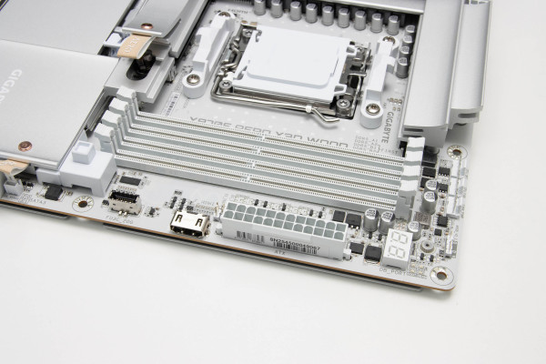 gigabyte_x870e_aero_x3d_wood_6