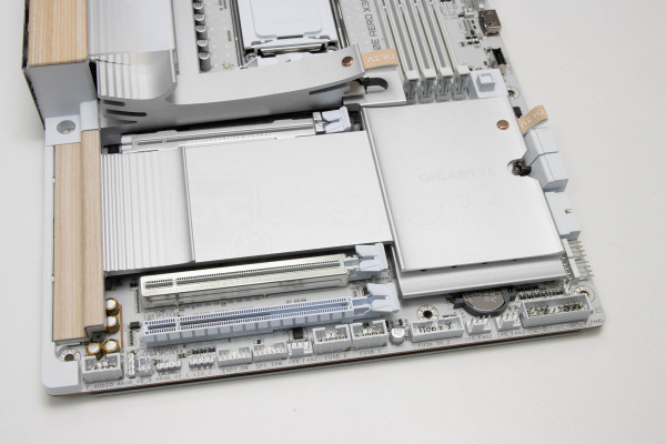 gigabyte_x870e_aero_x3d_wood_7