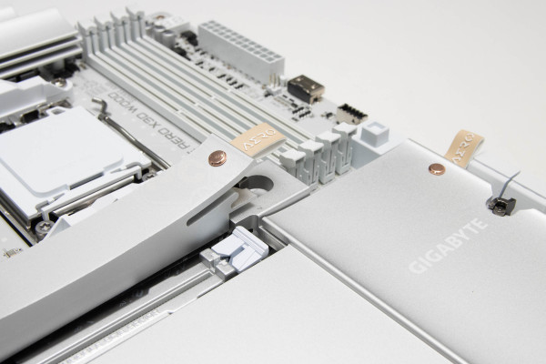 gigabyte_x870e_aero_x3d_wood_8